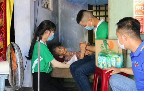 Sinh viên ĐH Đông Á trao hỗ trợ gia đình neo đơn tại Quảng Nam